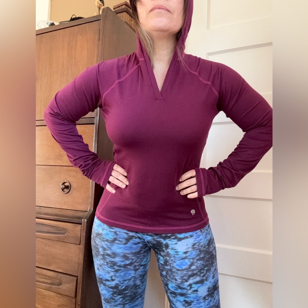 Mountain Hardware Buttery Top Base Layer with Hood and Thumb Holes Burgandy Yoga - Picture 3 of 13